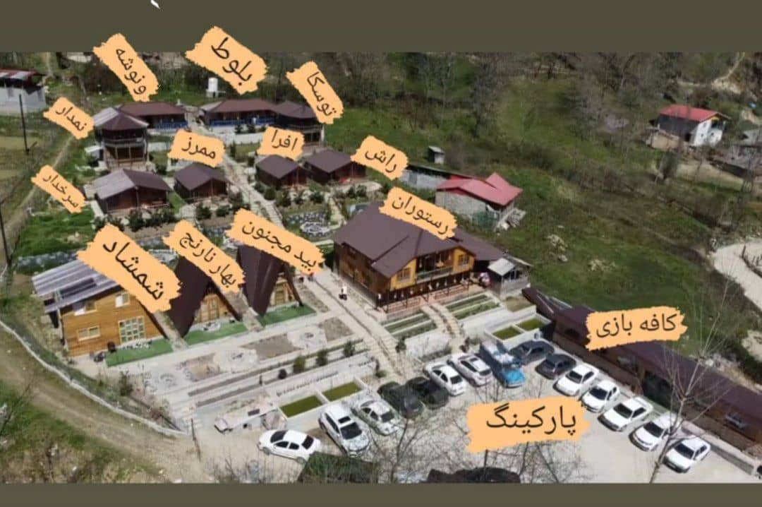 کلبه های داخل محوطه اقامتگاه ماه بی بی مازندران